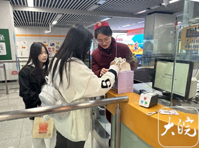 巾、糖果！合肥轨道打造女性关怀车站j9九游会网站入口配备独立包装卫生(图1)