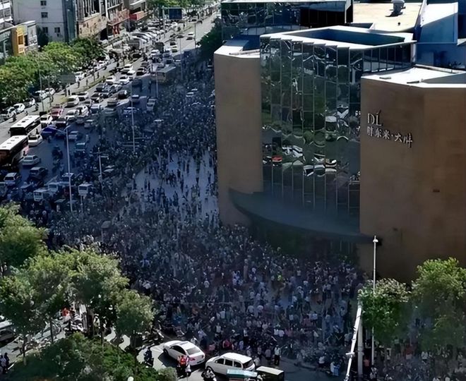 东来外地游客爆满终于知道为啥走不出河南了j9九游会(中国)网站越黑越红！端午节胖(图3)