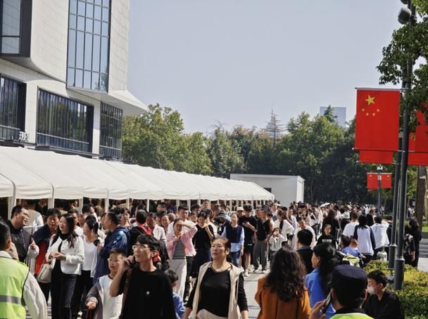 东来外地游客爆满终于知道为啥走不出河南了j9九游会(中国)网站越黑越红！端午节胖(图6)