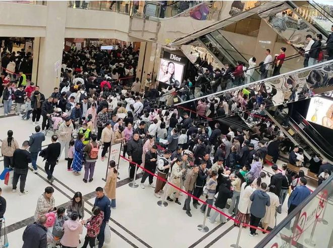 东来外地游客爆满终于知道为啥走不出河南了j9九游会(中国)网站越黑越红！端午节胖(图1)