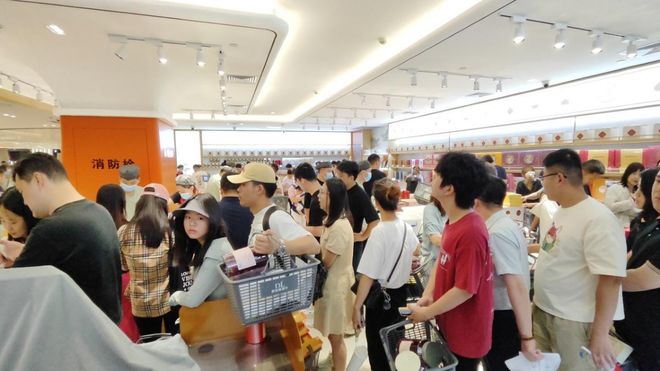 东来外地游客爆满终于知道为啥走不出河南了j9九游会(中国)网站越黑越红！端午节胖(图5)